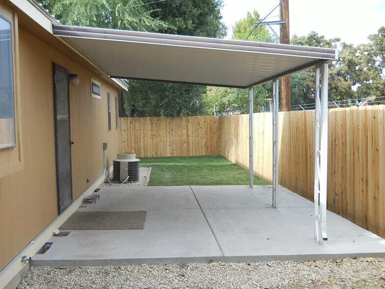 3 UNIT RENTAL INCOME PROPERTY portefeuille de 2 biens à vendre sur LoopNet.fr - Photo de l’immeuble – Image 2 sur 14