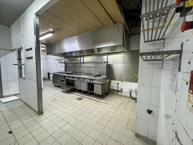 Local commercial dans Élancourt à louer - Photo de l’immeuble – Image 3 sur 11