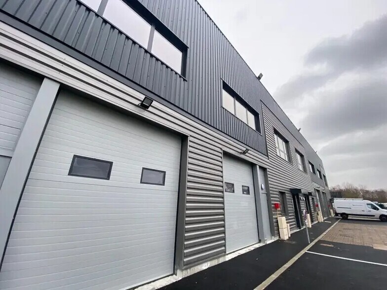 Local d’activités dans Aubergenville à louer - Photo de l’immeuble – Image 3 sur 3