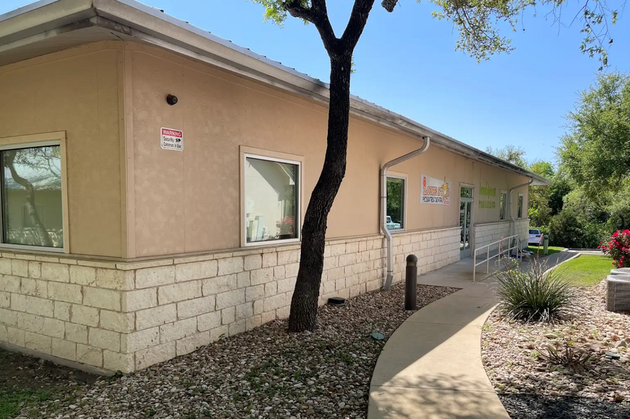 2440 E Highway 290, Dripping Springs, TX à louer - Photo de l’immeuble – Image 1 sur 32