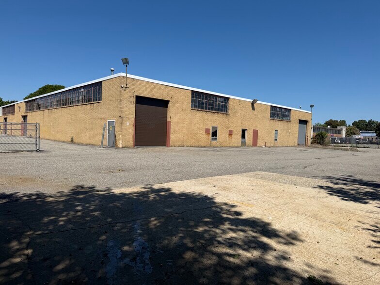 70 Mall Dr, Commack, NY à louer - Photo de l’immeuble – Image 3 sur 8