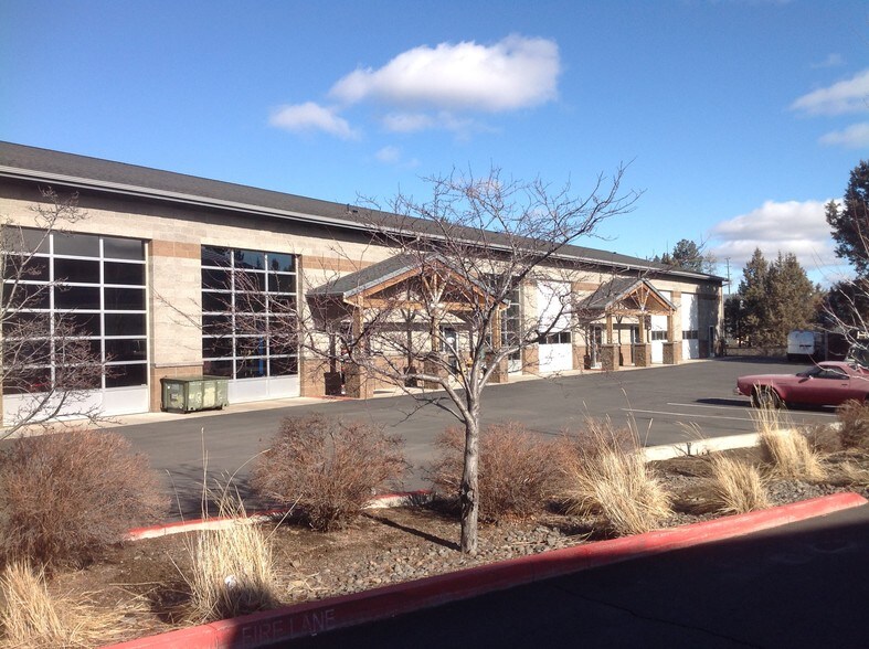 1064 SE Paiute Way, Bend, OR à louer - Photo de l’immeuble – Image 2 sur 3