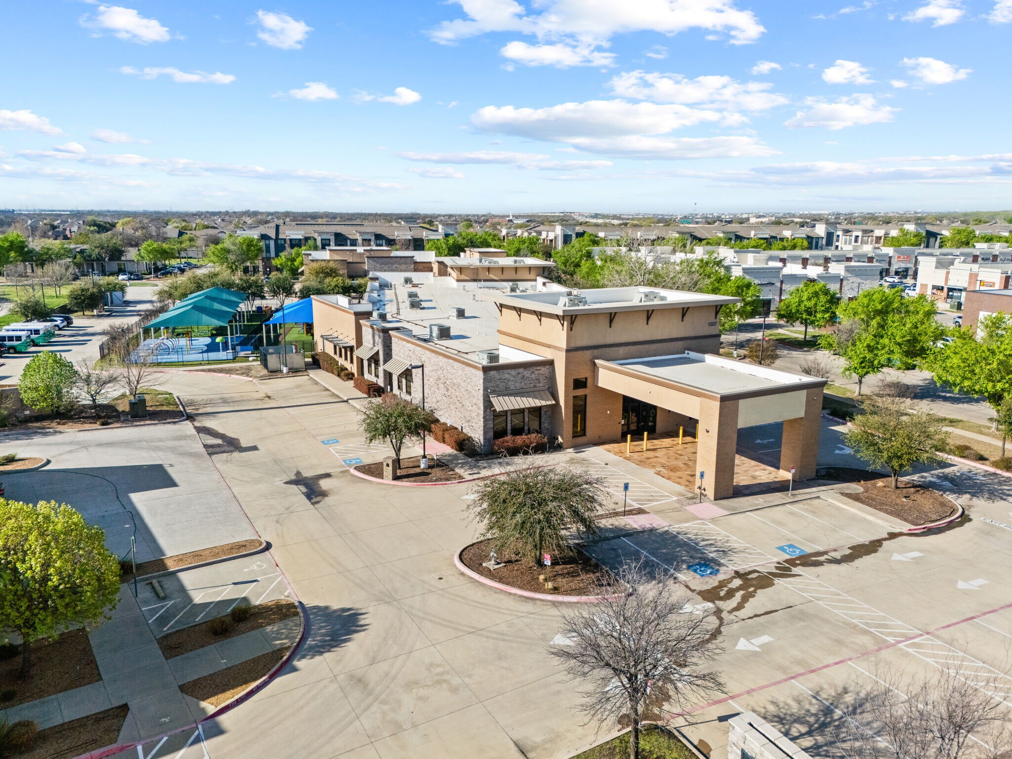 1507 W Hebron Pky, Carrollton, TX à vendre Photo principale– Image 1 sur 26