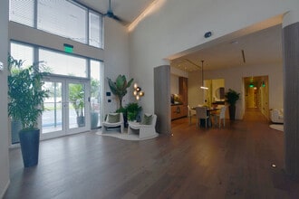 13750 Biscayne Blvd, North Miami Beach, FL à louer Photo intérieure– Image 2 sur 13