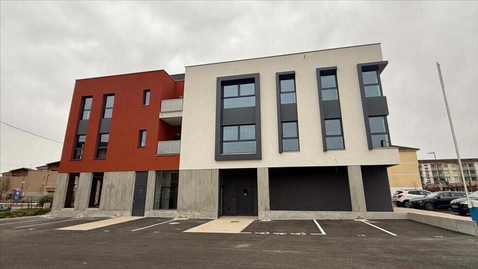 Local d'activités dans Péronnas à vendre - Photo de l’immeuble – Image 3 sur 9