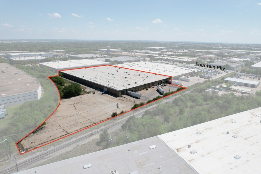 602 Fountain Pky, Grand Prairie, TX à louer - Photo de l’immeuble – Image 1 sur 33