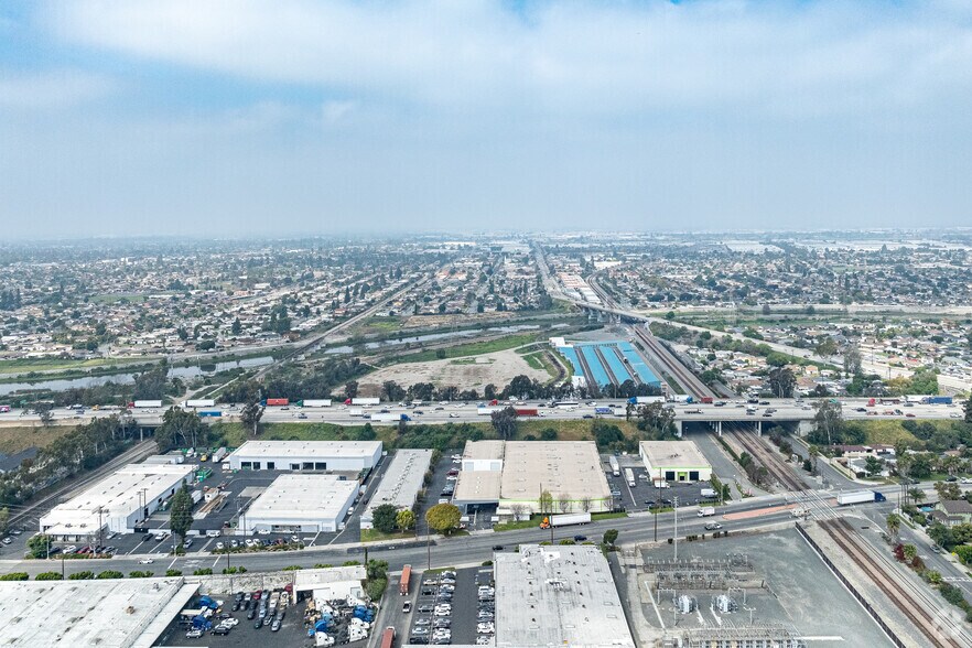 8731 & 8741 Pioneer Blvd, Santa Fe Springs, CA à louer - Photo de l’immeuble – Image 3 sur 22
