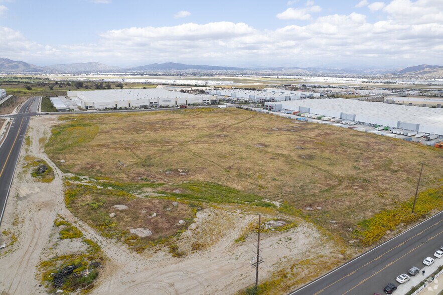 22530 Old Oleander Ave, Perris, CA à vendre - Photo de l’immeuble – Image 3 sur 6