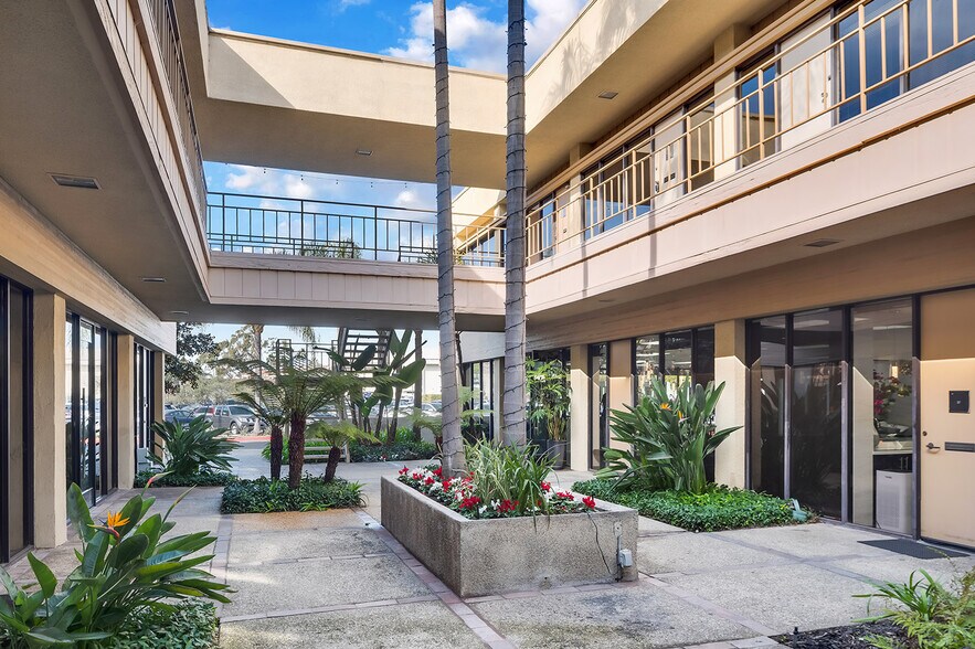 1303 Avocado Ave, Newport Beach, CA à louer - Photo de l’immeuble – Image 3 sur 6