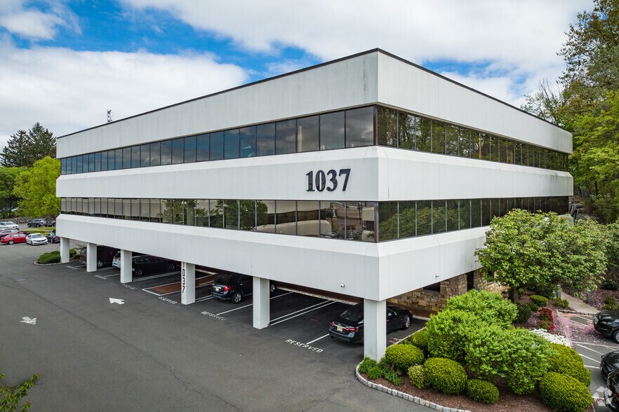 1037 Route 46 E, Clifton, NJ à vendre - Photo de l’immeuble – Image 2 sur 5