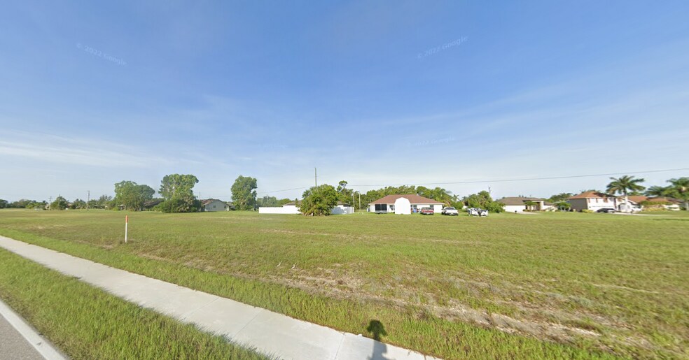 902 Skyline Blvd, Cape Coral, FL à vendre - Photo de l’immeuble – Image 2 sur 2