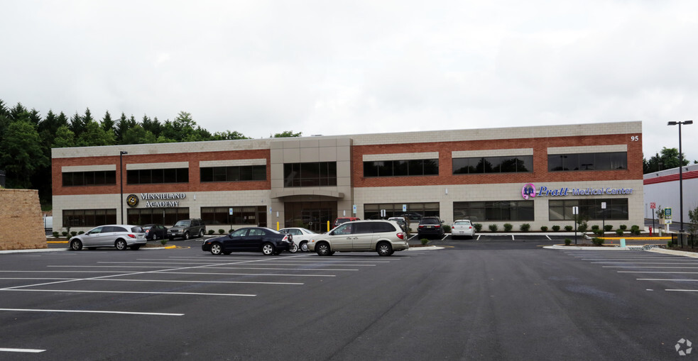 95 Dunn Dr, Stafford, VA à louer - Photo de l’immeuble – Image 3 sur 17