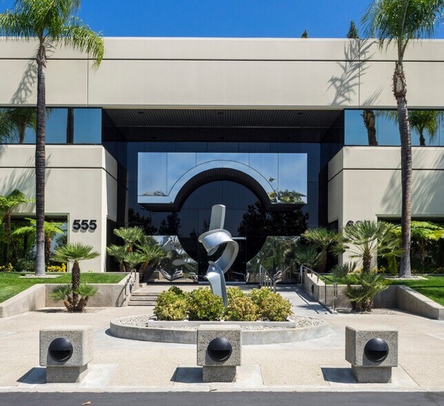 555-605 E Huntington Dr, Monrovia, CA à louer - Photo de l’immeuble – Image 2 sur 19