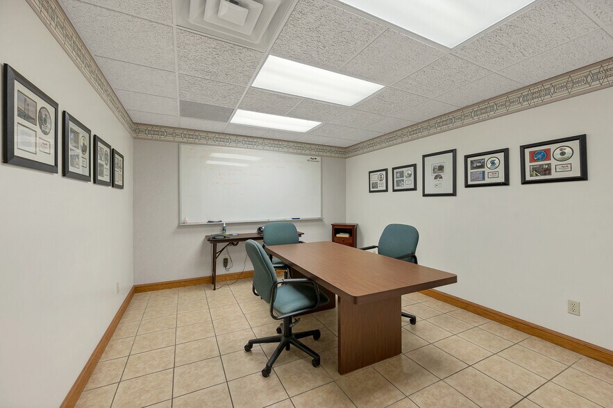 1725 Suburban Dr, De Pere, WI à vendre - Photo de l’immeuble – Image 3 sur 83