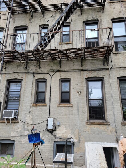 1858 Cornelia St, Ridgewood, NY à vendre - Photo de l’immeuble – Image 3 sur 23