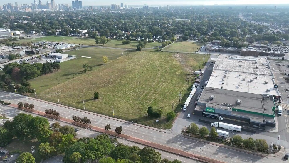 1370 Huron Church Road Rd, Windsor, ON à louer - Vidéo sur l’annonce professionnelle – Image 2 sur 2