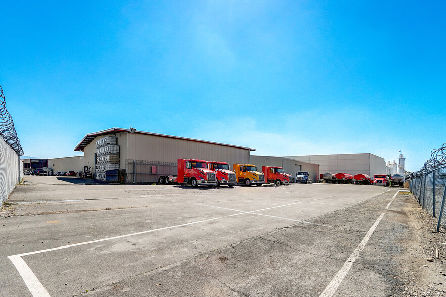 320 W Freedom Ave, Orange, CA à louer - Photo de l’immeuble – Image 2 sur 9