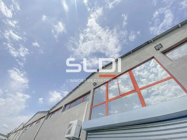 Bureau dans Décines-Charpieu à louer - Photo de l’immeuble – Image 1 sur 5