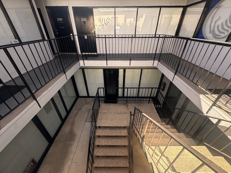 6016 Fallbrook Ave, Woodland Hills, CA à louer - Photo de l’immeuble – Image 2 sur 8