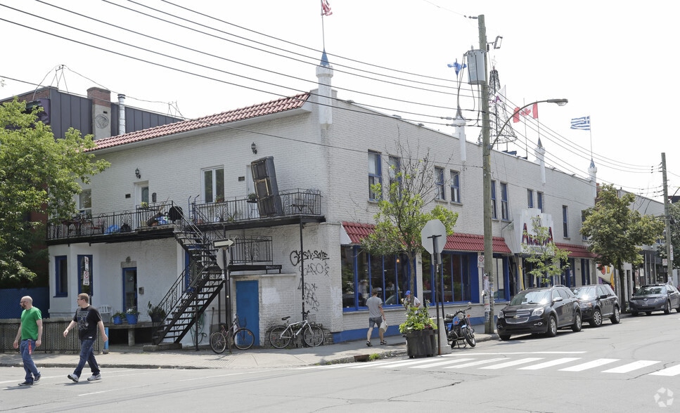 256 Rue Saint-Viateur O, Montréal, QC à louer - Photo principale – Image 1 sur 2