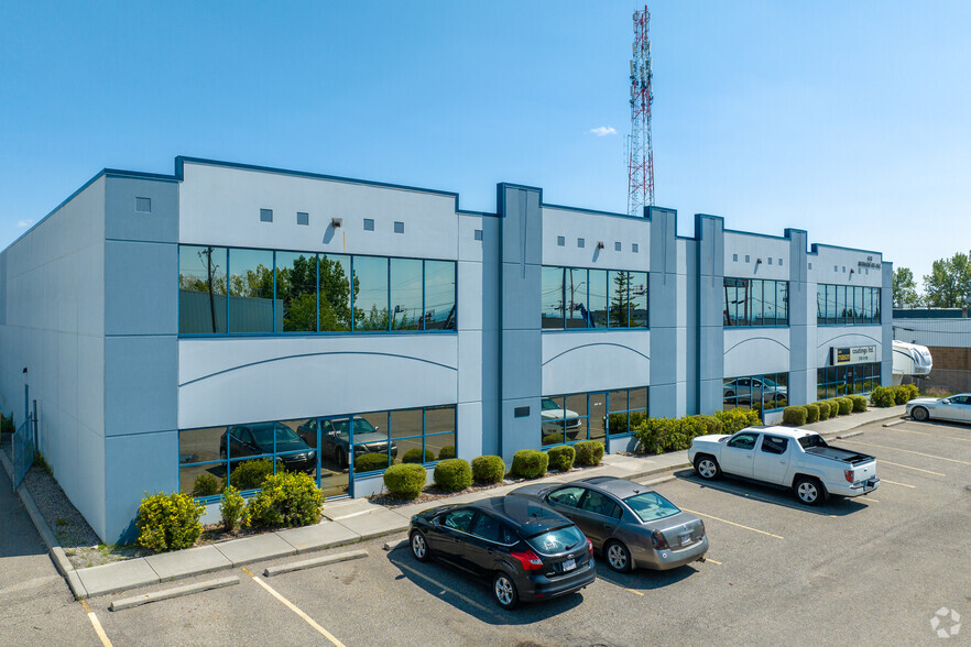 512 Moraine Rd NE, Calgary, AB à louer - Photo de l’immeuble – Image 2 sur 6