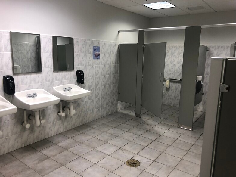 700 Hicksville Rd, Bethpage, NY à louer - Photo intérieure – Image 3 sur 12