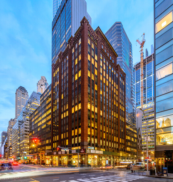 551 Madison Ave, New York, NY à louer - Photo de l’immeuble – Image 2 sur 15