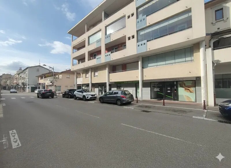 Local commercial dans Bourgoin-Jallieu à louer Photo de l’immeuble– Image 1 sur 12