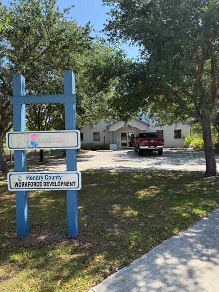 921 Anvil Way, LaBelle, FL à louer - Photo de l’immeuble – Image 3 sur 15
