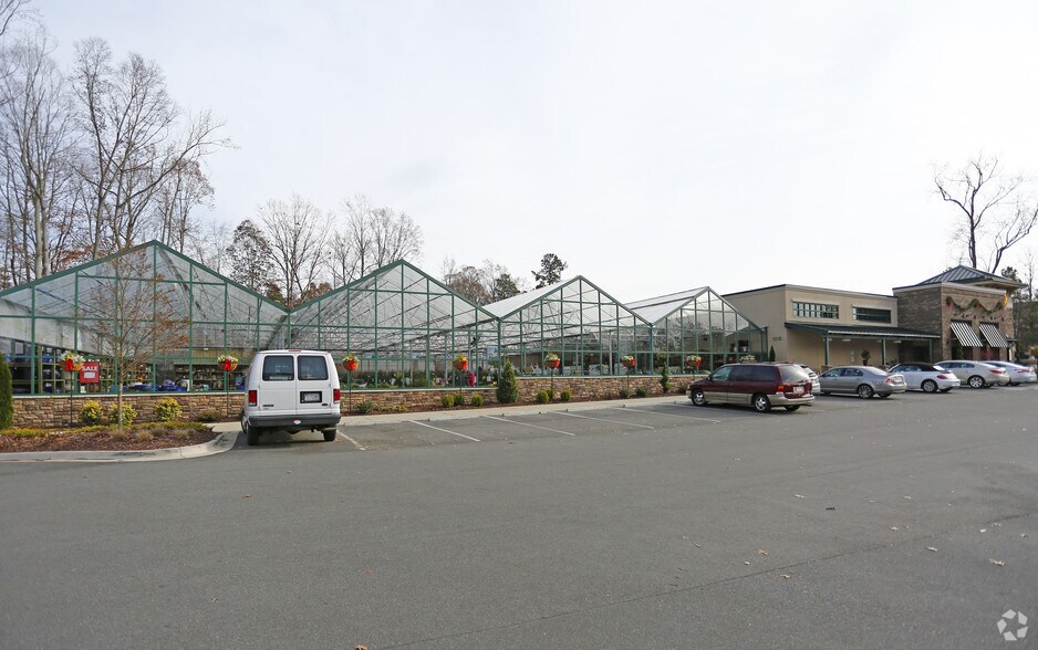 1016 Devore Ln, Matthews, NC à vendre - Photo de l’immeuble – Image 3 sur 4