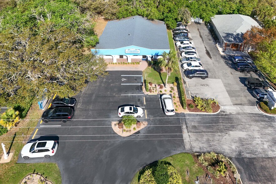 205 E Burleigh Blvd, Tavares, FL à vendre - Photo principale – Image 1 sur 35