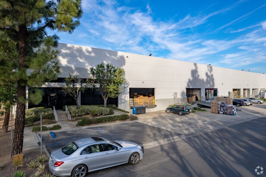 9041 Dice Rd, Santa Fe Springs, CA à louer - Photo de l’immeuble – Image 2 sur 6