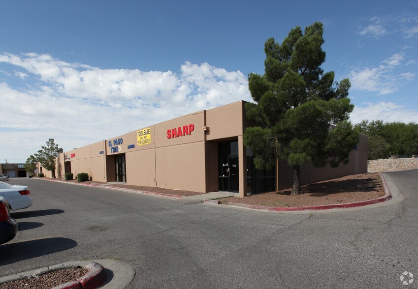 1421 N Lee Trevino Dr, El Paso, TX à louer - Photo principale – Image 1 sur 5