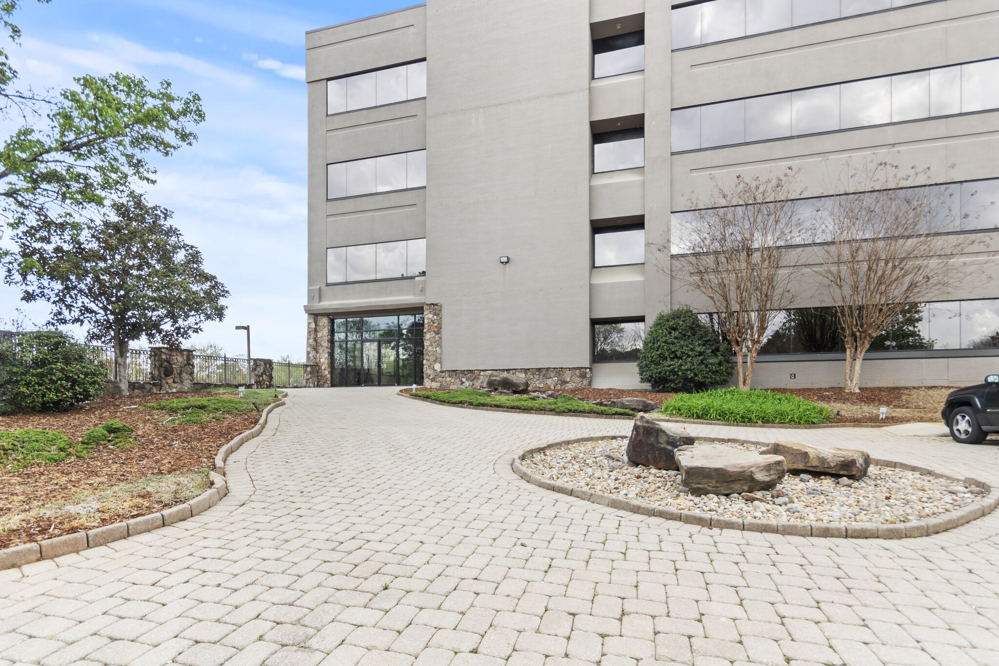 215 Wynn Dr, Huntsville, AL à louer Photo de l’immeuble– Image 1 sur 16