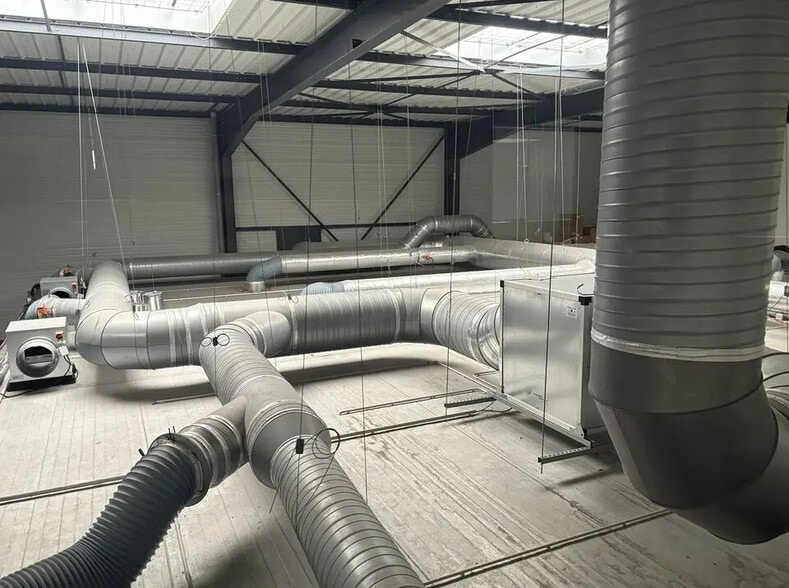 Local d'activités dans Vénissieux à vendre - Photo de l’immeuble – Image 3 sur 6