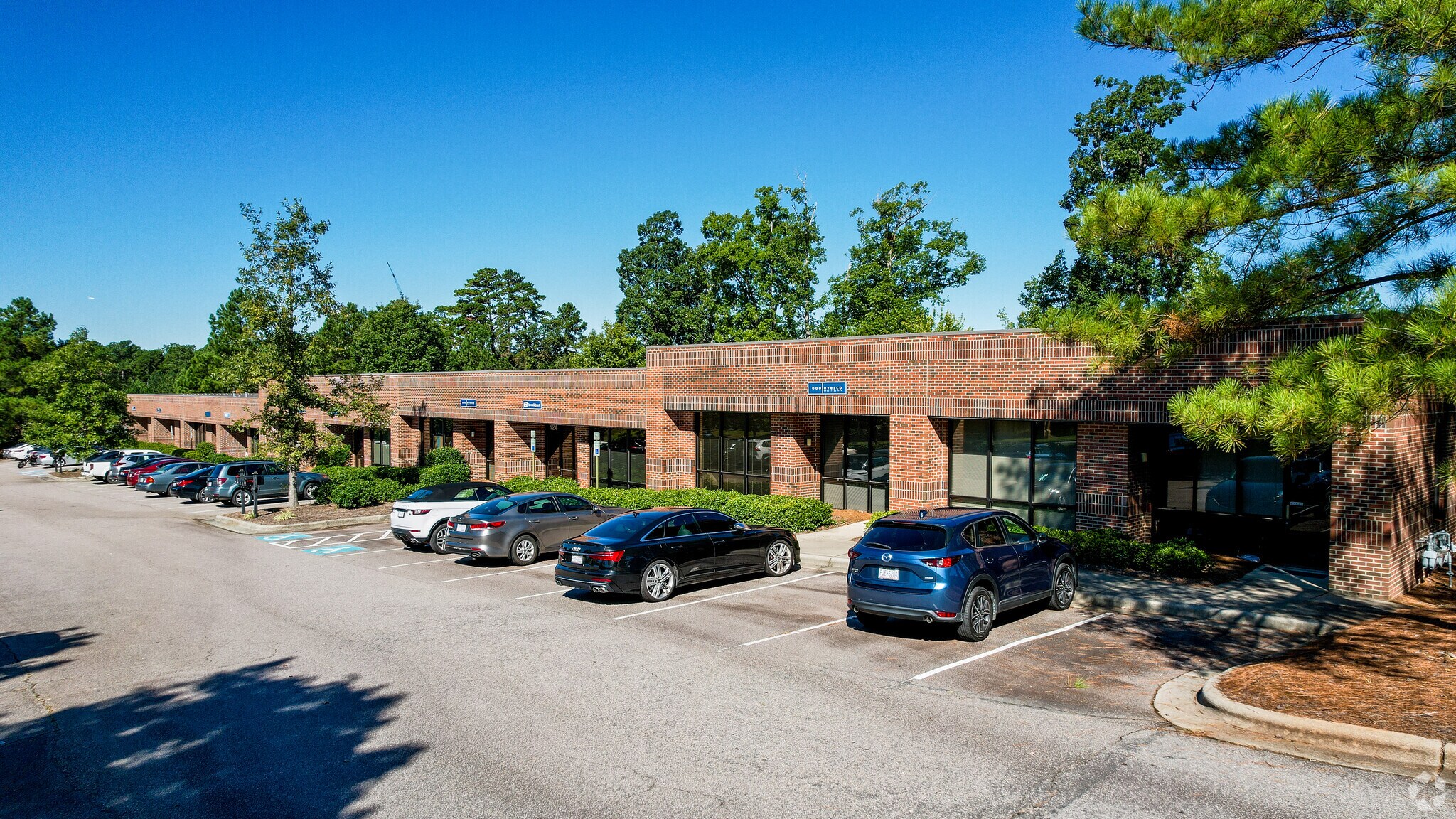 120-138 Quade Dr, Cary, NC à louer Photo principale– Image 1 sur 20