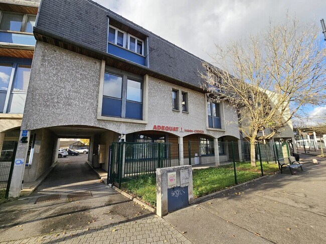 Plus de détails pour 10 Avenue Du Général De Gaulle, Pontault-Combault - Bureau à louer