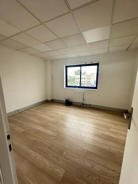 6-8 Rue De La Closerie, Lisses à louer - Photo de l’immeuble – Image 3 sur 24