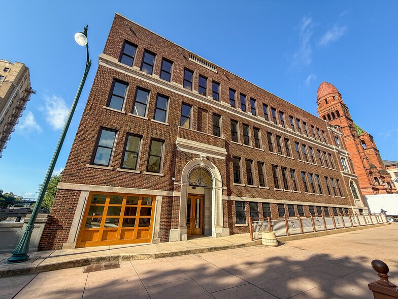 200 Main Plz, San Antonio, TX à louer - Photo de l’immeuble – Image 1 sur 36