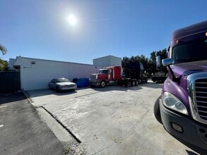 988-1004 NW 51st Pl, Fort Lauderdale, FL à louer Photo de l’immeuble– Image 2 sur 6