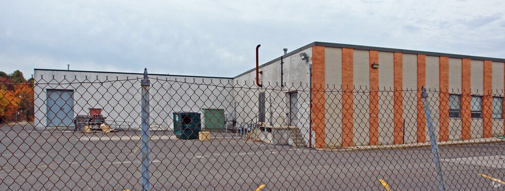 45 Orville Dr, Bohemia, NY à louer - Photo de l’immeuble – Image 3 sur 3