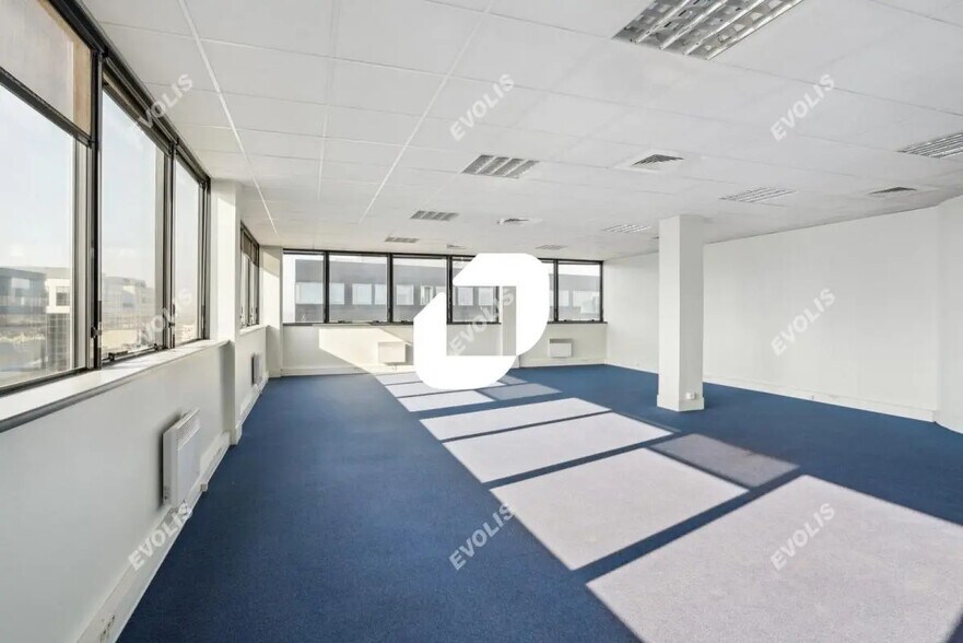 Local d’activités dans Noisy-le-Grand à louer - Photo de l’immeuble – Image 2 sur 15