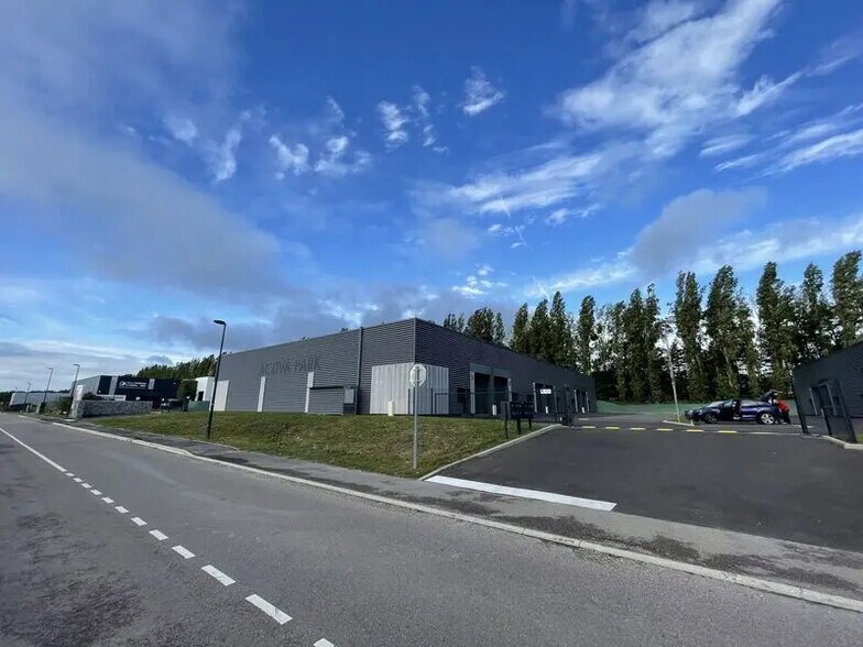 Local d’activités dans Oissel à louer - Photo de l’immeuble – Image 1 sur 7