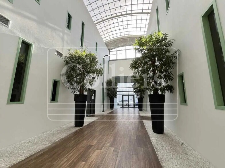 130 Rue Frédéric Joliot Curie, Aix-en-Provence à louer - Photo de l’immeuble – Image 2 sur 18
