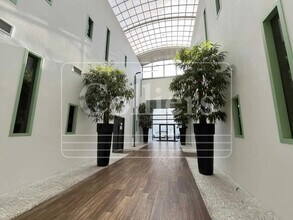 130 Rue Frédéric Joliot Curie, Aix-en-Provence à louer Photo de l’immeuble– Image 1 sur 13