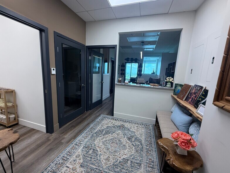 8950 SW 74th Ct, Miami, FL à louer - Photo intérieure – Image 2 sur 17