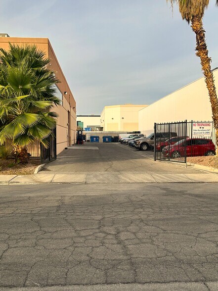 6329 Pine St, Las Vegas, NV à vendre - Photo de l’immeuble – Image 3 sur 5