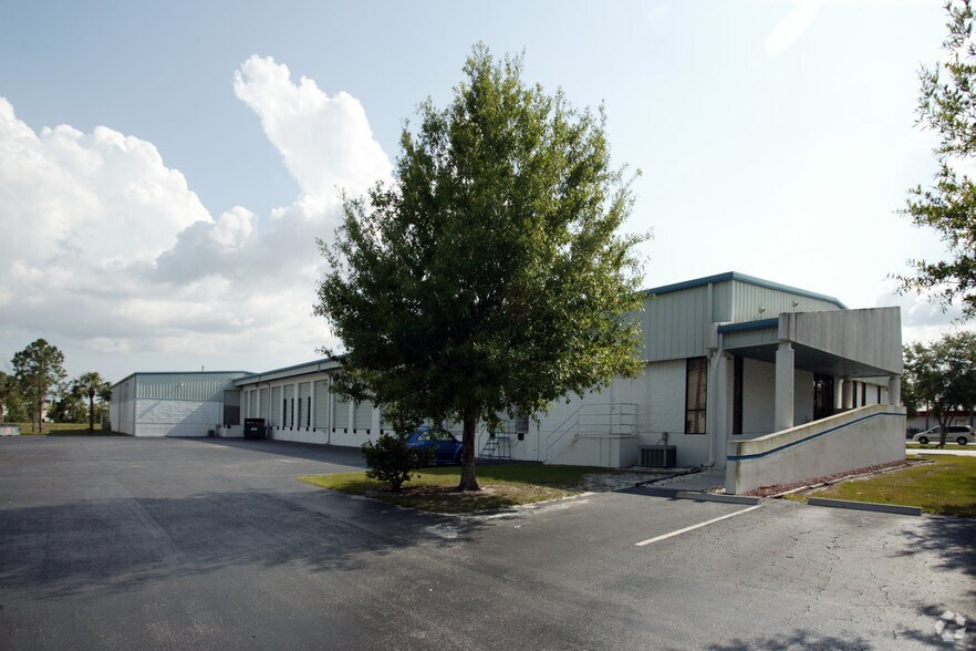 5719 Corporation Cir, Fort Myers, FL à vendre - Photo de l’immeuble – Image 3 sur 8