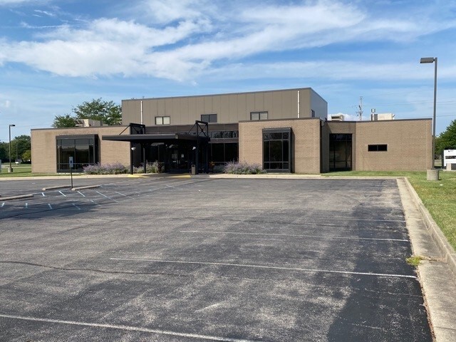 790 Creekview Dr, Columbus, IN à vendre - Photo de l’immeuble – Image 2 sur 16