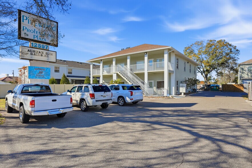 12597 Walsingham Rd, Largo, FL à vendre - Photo de l’immeuble – Image 2 sur 18
